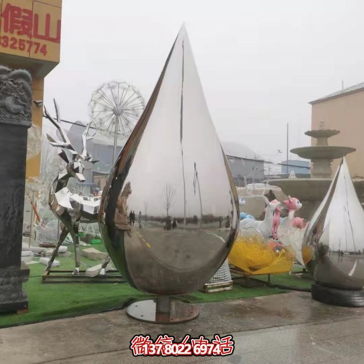 大型不銹鋼水滴雕塑，營(yíng)造出完美的室外空間