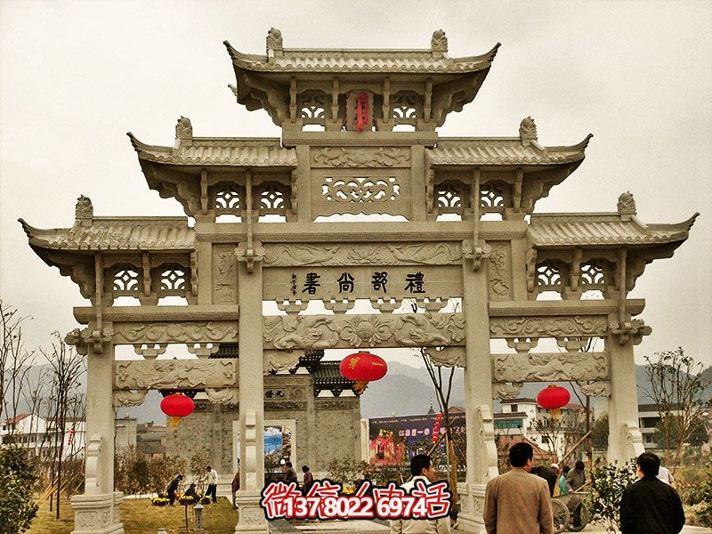 鏤空三門(mén)牌坊，點(diǎn)綴城市廣場(chǎng)