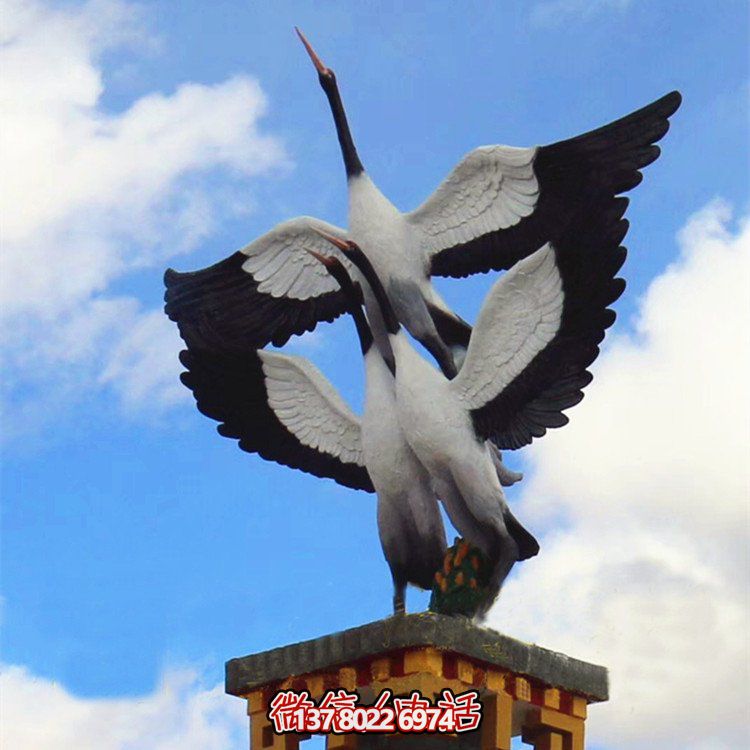 大型玻璃鋼仿真仙鶴雕塑，為公園廣場擺放