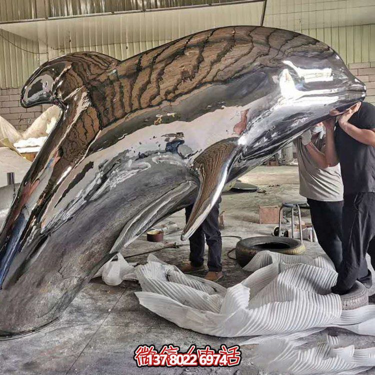 大型抽象鏡面不銹鋼鯨魚，展現(xiàn)室外精彩生活
