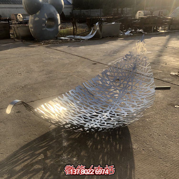 不銹鋼金屬鏤空樹(shù)葉雕塑擺件