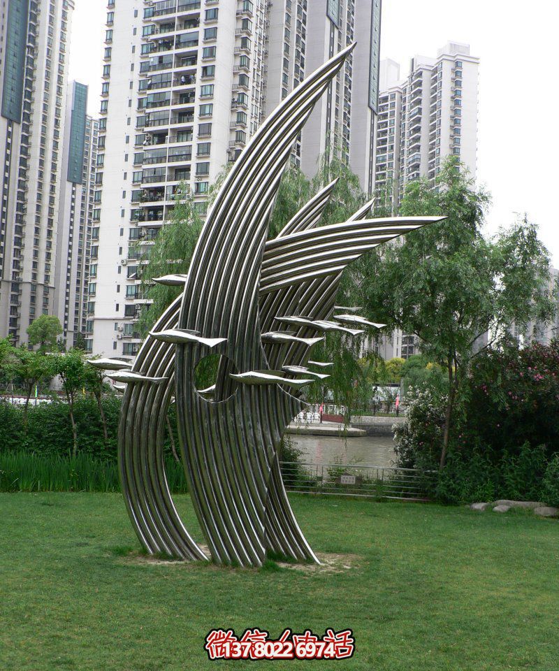城市小區(qū)裝飾一群空中游走的不銹鋼魚雕塑