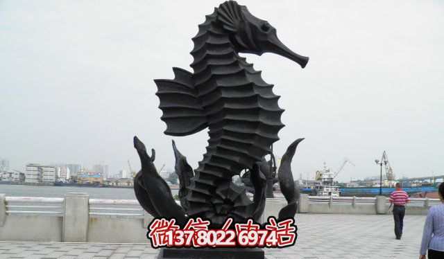 廣場(chǎng)上擺放的黑色的玻璃鋼創(chuàng)意海馬雕塑