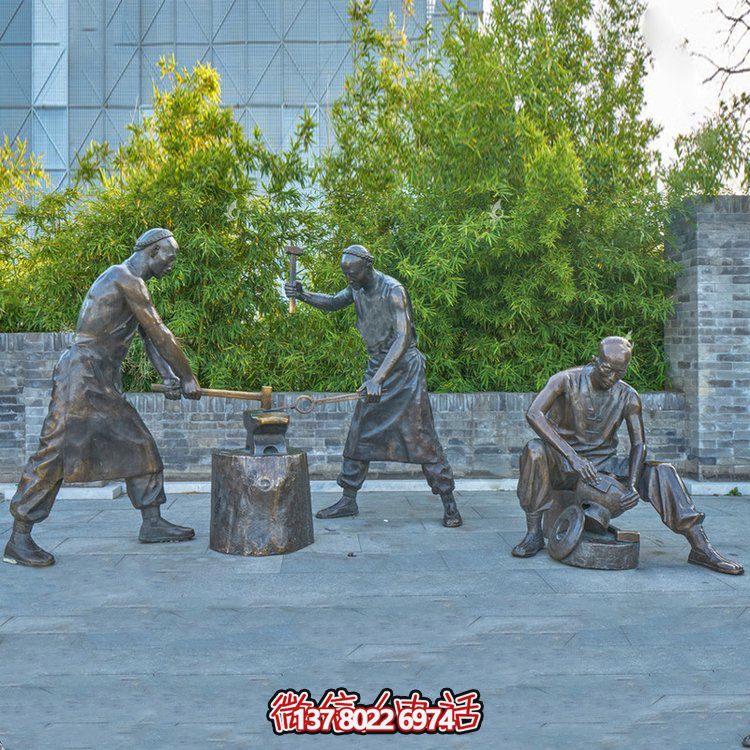 打鐵場(chǎng)景人物銅雕，鑄銅鑄造民俗生活人物情景雕塑