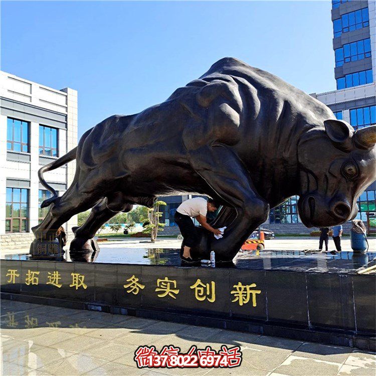 廣場(chǎng)大型鑄銅孺子牛開荒牛雕塑