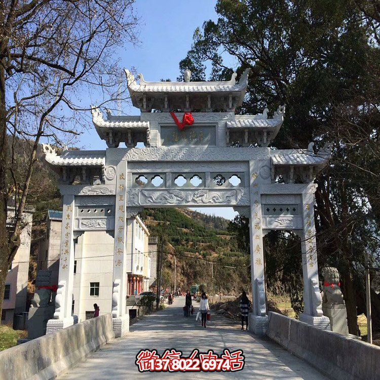 村口石牌坊，三間四柱石雕牌樓