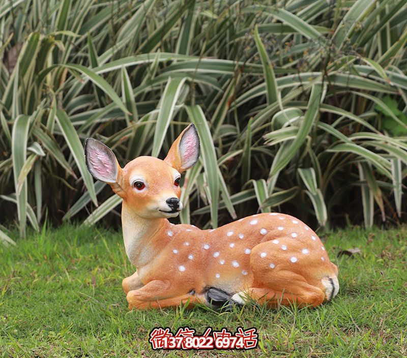 戶(hù)外景區(qū)創(chuàng)意玻璃鋼彩繪臥著的鹿雕塑
