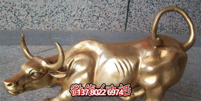 室內(nèi)擺放的金色卷尾巴的玻璃鋼創(chuàng)意華爾街牛