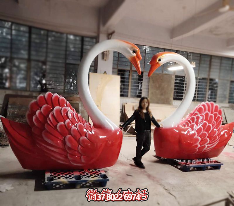 商場(chǎng)創(chuàng)意玻璃鋼彩繪愛(ài)心天鵝雕塑