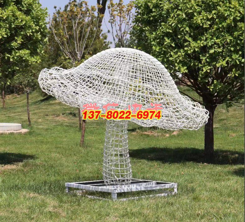 織夢(mèng)菌傘：草地間的金屬呼吸