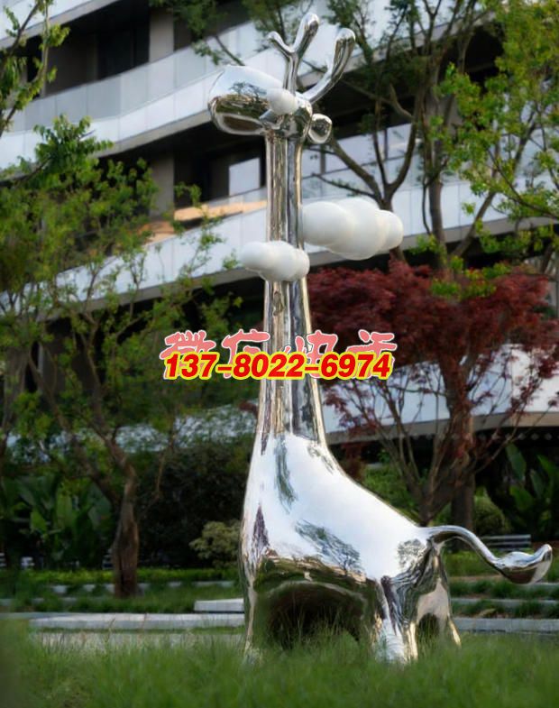 《云棲靈鹿》：鏡面銀鹿載云而立，融現(xiàn)代建筑與自然意趣的創(chuàng)意景觀